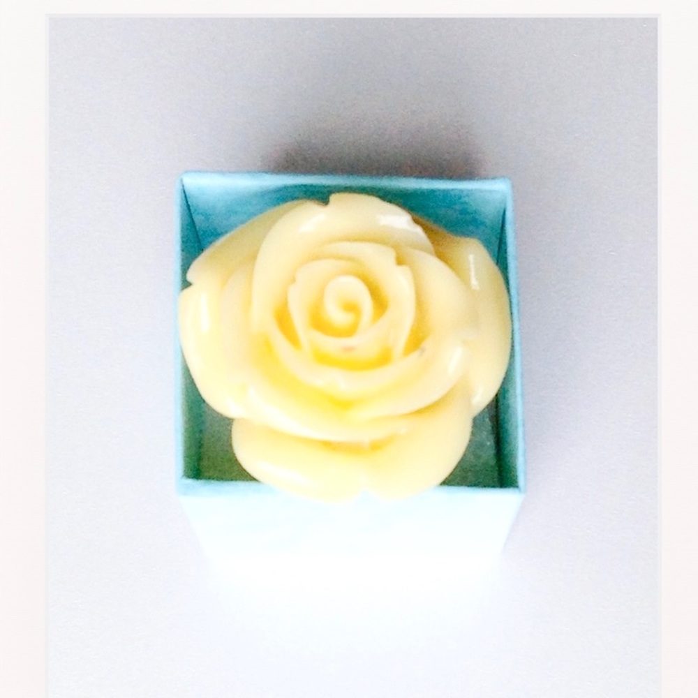 🆕 Cream Carved Lucite Flower Ring 7  NWT